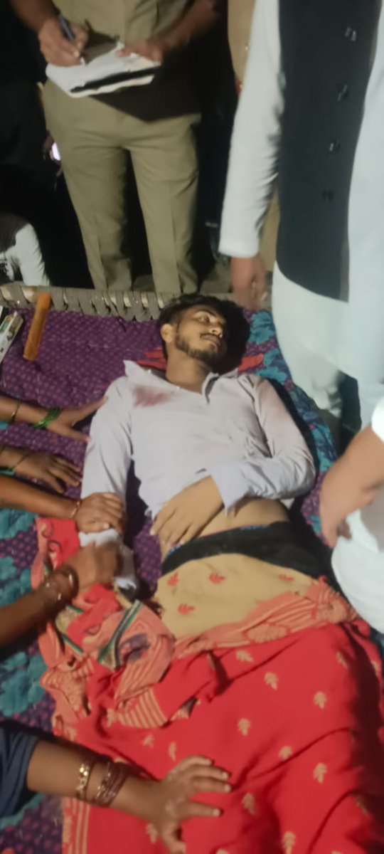 DevendraBhim's tweet photo. मामला थाना नसीराबाद का है जहां अर्जुन पासी को महज कहां सूनी में ही घर में घुसकर गोली मार दिया गया यह सारा अपराध सत्ता के संरक्षण में हो रहा है स्थानीय प्रशासन की रहती है मिली भगत @raebarelipolice @myogiadityanath @Uppolice @RahulGandhi @UPGovt @dmraebareli @dgpup https://t.co/EGhTXU7ek9
