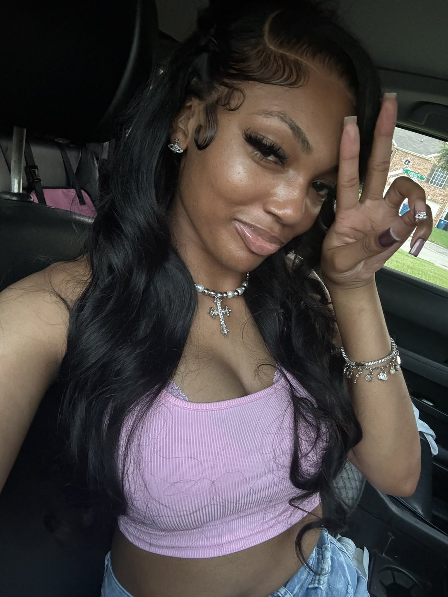 bbackendbarbiee's tweet photo. a hot new bombshell has entered the villa 🎀 https://t.co/YLzMo8ZfE1