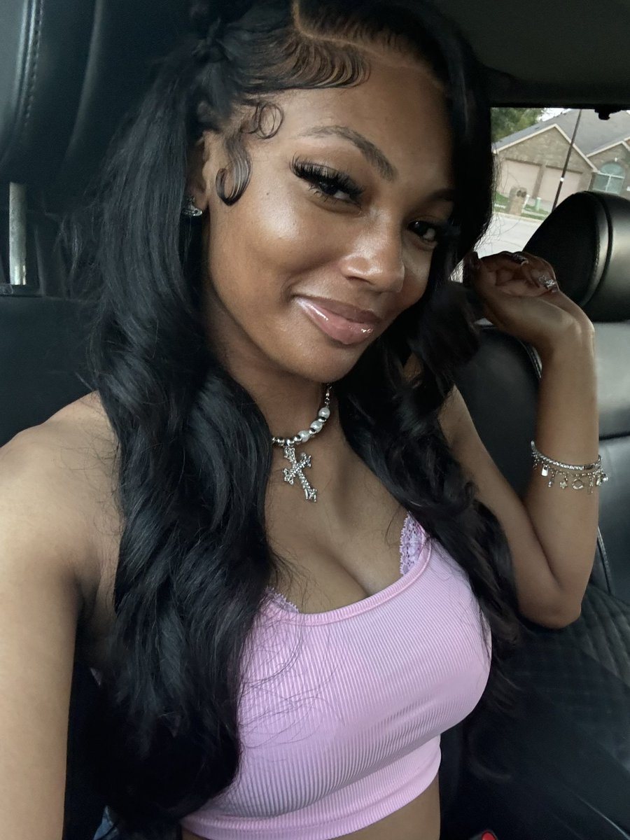 bbackendbarbiee's tweet photo. a hot new bombshell has entered the villa 🎀 https://t.co/YLzMo8ZfE1