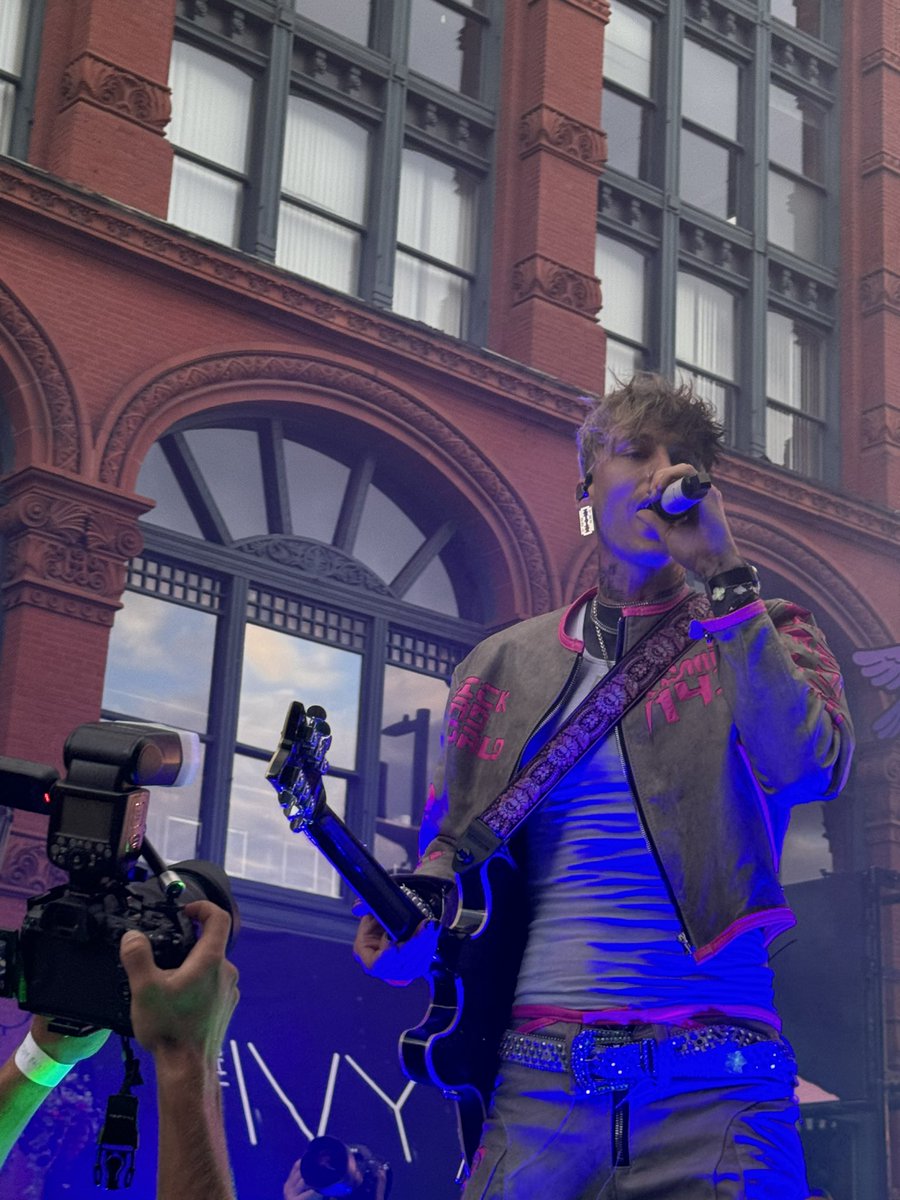 carlydurant_xx's tweet image. oh colson baker how i love you and your city #mgkday2024 #est4life