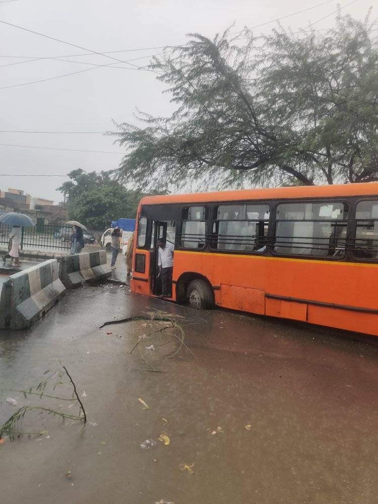 stsswk's tweet photo. @MCD_Delhi @LtGovDelhi @msisodia
@AtishiAAP @kjsehrawat
Drawing attention of the concerned authorities towards the critical situation of the road leading to St. Thomas' School, Dwarka, Immediate repairs needed to avert any tragedy .#RoadSafety #FixOurRoads https://t.co/jnC4FY8pUY