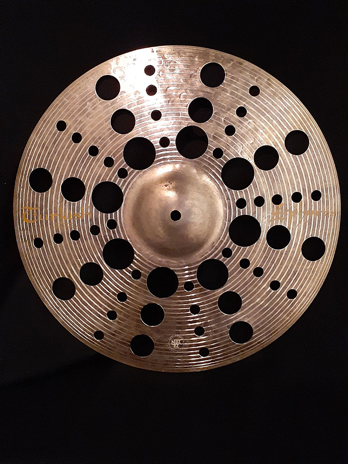 DRUM_CENTER's tweet photo. 【隠れた名機シンバル入荷】
先日のChiyoponさんの配信セミナー後に即オーダーした究極の穴あきシンバル
〜この価格でレスポンスの早さ、ドライ感、サステインの長さ全てが絶妙です〜
Turkish Zephyros 16" Holy Crash
　↓
https://t.co/Dq2fejA4Kq

#turkishcymbals https://t.co/TavhUVpPfI