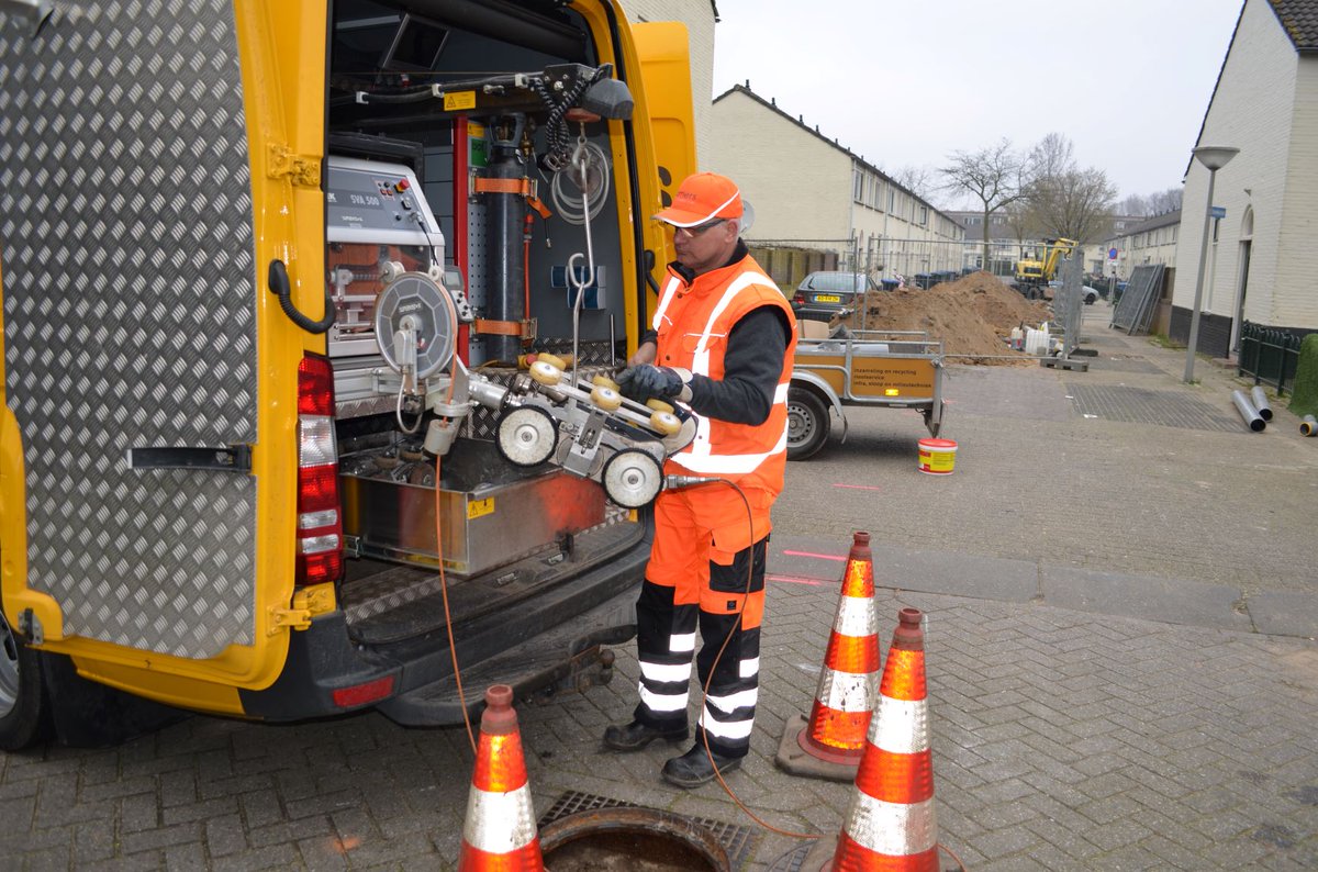 𝗪𝗲𝗿𝗸𝘇𝗮𝗮𝗺𝗵𝗲𝗱𝗲𝗻 𝗿𝗶𝗼𝗹𝗲𝗿𝗶𝗻𝗴
Op verschillende plekken wordt de riolering gereinigd en geïnspecteerd, tot en met maandag 2 september. U kunt hierdoor verkeershinder ervaren. Passeert u met gepaste snelheid? Voor de veiligheid van u en de medewerkers.