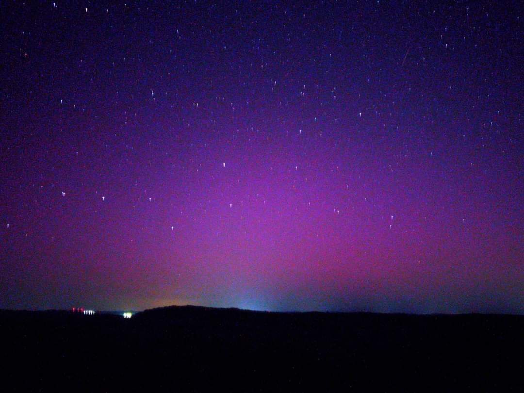 Travel_2Romania's tweet photo. Noaptea Perseidelor 🌟🌠🌟 Aurora Boreală
Mureș ¦| Timiș 🌠 12 august
Meteori din curentul Perseide și Aurora Boreala #august2024 #perseide #stele #cer #senin #vara #august #cometa #meteo #Meteoplus
Foto 🎥 Robert Arnold || Iosiv Botnariu
Furtuni #România - Official Meteo Group https://t.co/poVWKG8F8t