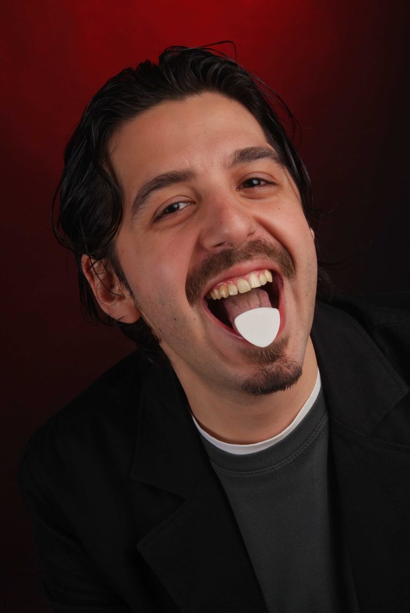 Genç yaşında, daha 47'sinde, seyyah oldu bu âlemde, bizi de derbeder etti. #GökçeAkçelik

Gökçe'yi uzun bir Roll ve #Replikas yolculuğuyla, kendi sözleriyle uğurluyoruz. Önce 2005'te, "Avaz" dönemindeyiz, sonra demolardan son albüme... Anısı, eseri baki...
birartibir.org/oldular-geldil…