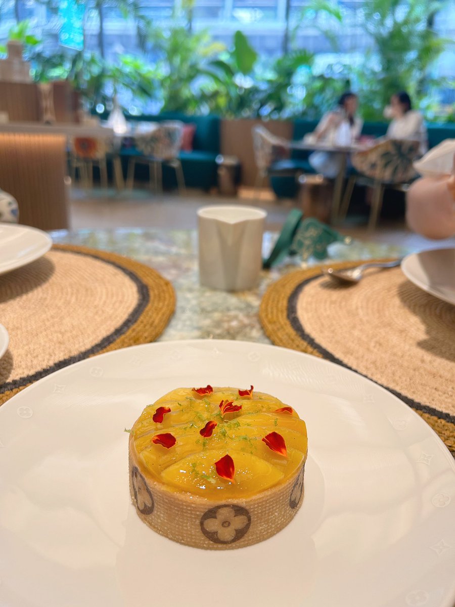 วันแม่พาแม่ไปกินไหนกันนน เราพาแม่มา Louis Vuitton คาเฟ่ จองมา2เดือนเต็มๆ เพิ่งได้มากิน😅 แม่ชอบมากกก ทั้ง pistachio  &amp; thai tea cake รอบหน้าขอจอง Dark Choc cake 🍰 

#Cafe #LouisVuitton #LouisVuittonCafe #รีวิวคาเฟ่ #Butterbear <a href="/CafeStoryTH/">Cafe Story : รีวิวคาเฟ่</a> <a href="/ReviewAroii/">รีวิวอร่อย</a>