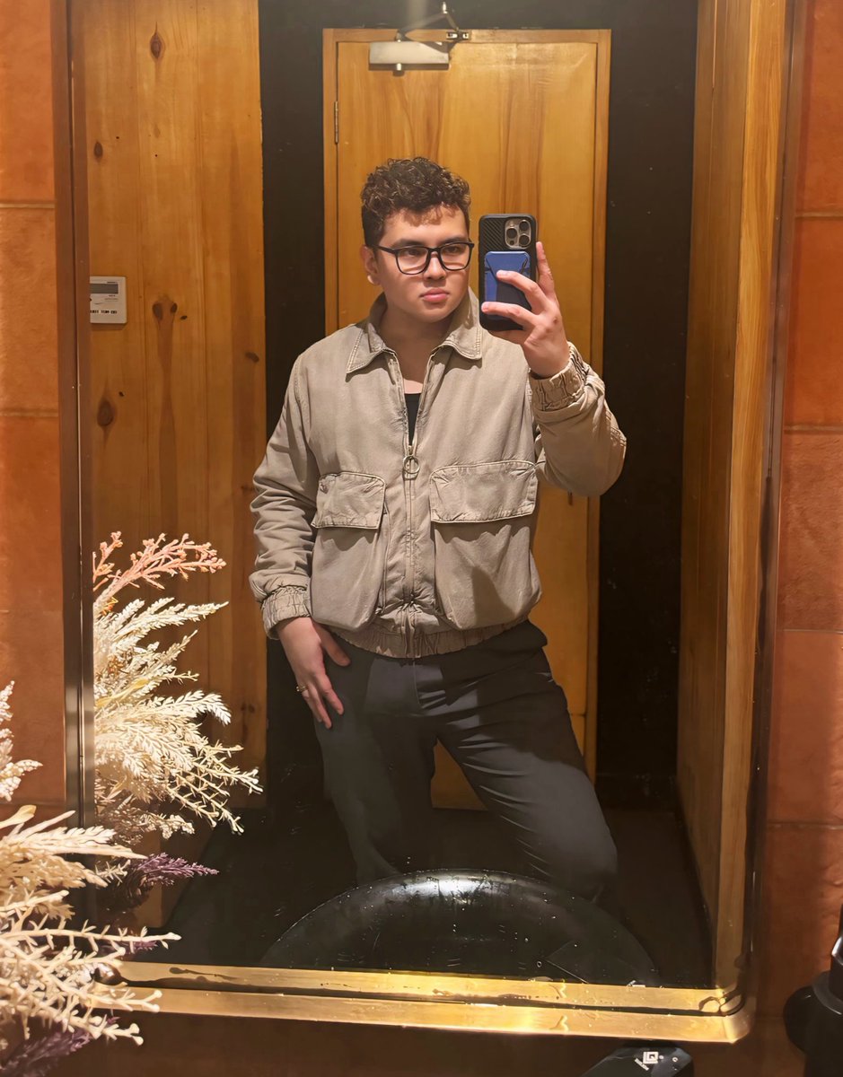 nevertheeLES's tweet photo. Show us photo of you wearing glasses because you need them to see 🫥 https://t.co/8KN3FgKnAc