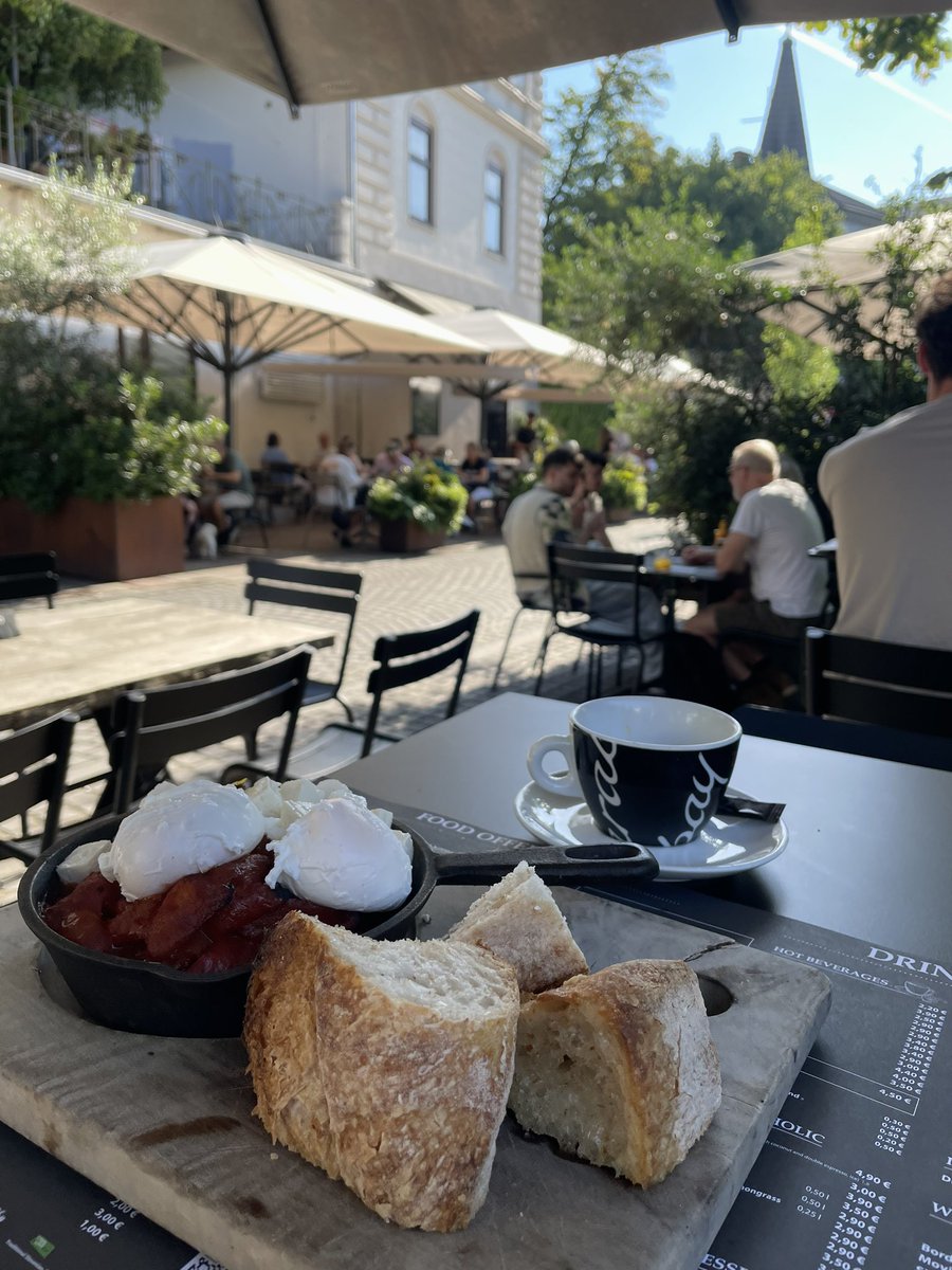 Perowinger94's tweet image. Ich sitze gerade in einem Café in Ljubljana, in einer Straße durch die einst Autos fuhren, bis sie für Menschen geöffnet wurde und es ist einfach so herrlich entspannt. Und plötzlich lese ich, dass die FDP in 🇩🇪 allen Ernstes gerade ein 5 Punkte Programm geschrieben hat, um mehr…