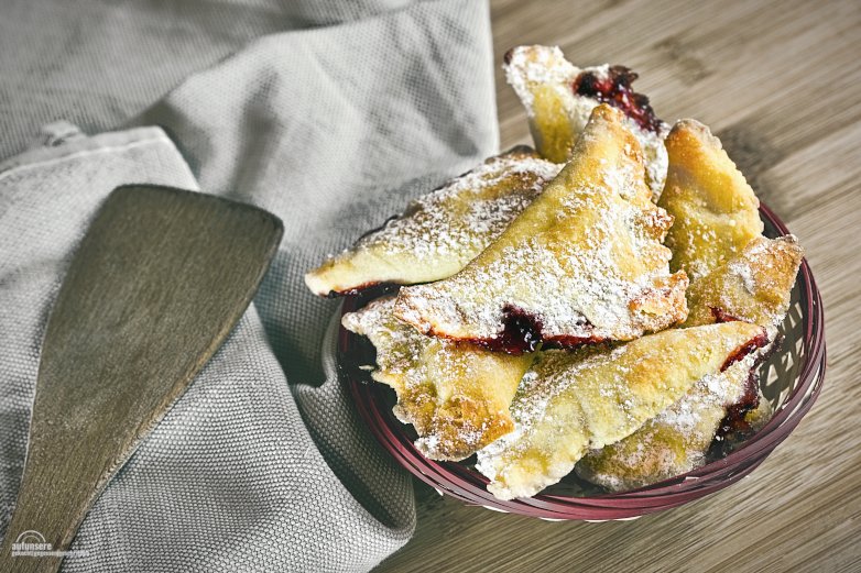 Der Polsterzipf ist nicht nur ein Teil der Kopfunterlage. Nein, sie sind eine süße Verführung aus Omas Mehlspeisenküche! Schnell und einfach zubereitet begeistern sie Generationen. 

ZUM REZEPT: 
aufunsere.art/rezept/polster…

#backen #rezept