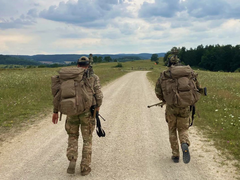 Slovenskavojska's tweet image. Od 5. do 11. avgusta je v #JMRC v nemškem Hohenfelsu potekalo zelo zahtevno tekmovanje European Best Sniper Team Competition 2024. Ostrostrelski tim 10. pehotnega polka 1. brigade se je med 36 timi iz 18 držav članic Nata uvrstil na 12. mesto. 
Video: rb.gy/zu0w7f
