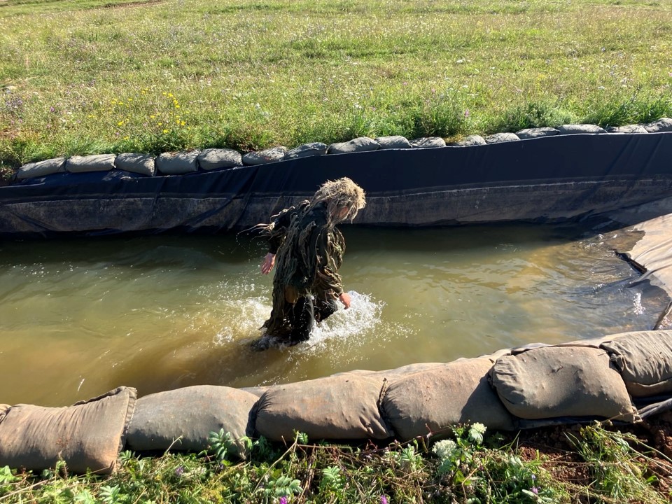 Slovenskavojska's tweet image. Od 5. do 11. avgusta je v #JMRC v nemškem Hohenfelsu potekalo zelo zahtevno tekmovanje European Best Sniper Team Competition 2024. Ostrostrelski tim 10. pehotnega polka 1. brigade se je med 36 timi iz 18 držav članic Nata uvrstil na 12. mesto. 
Video: rb.gy/zu0w7f