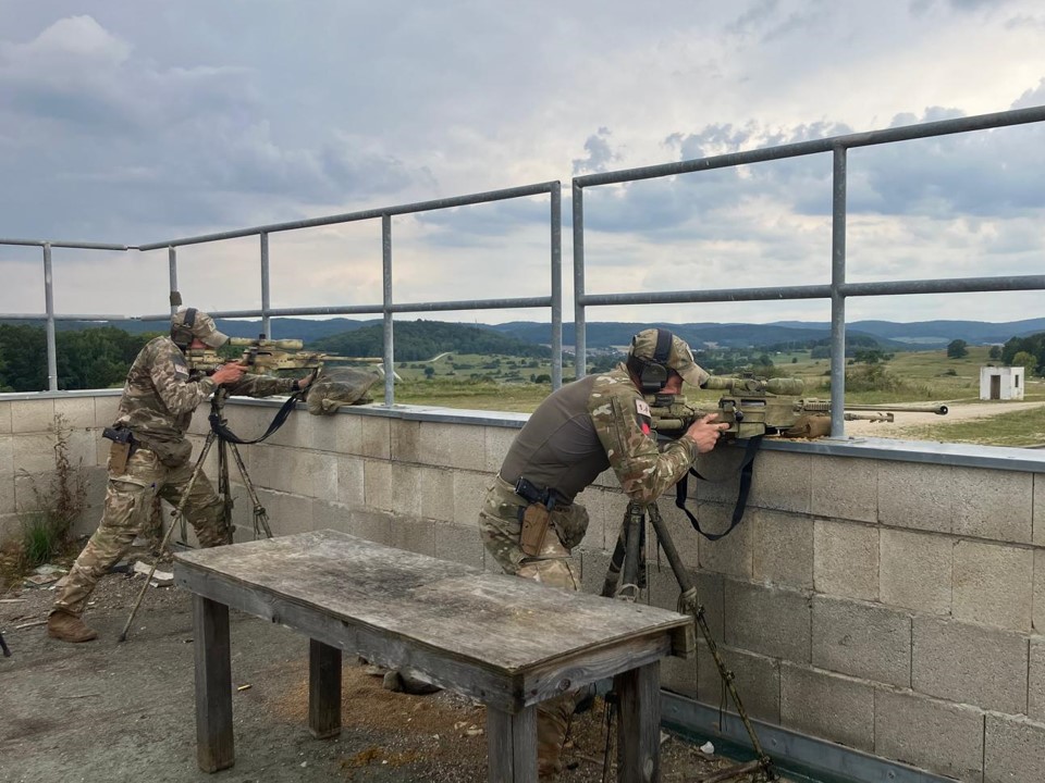 Slovenskavojska's tweet image. Od 5. do 11. avgusta je v #JMRC v nemškem Hohenfelsu potekalo zelo zahtevno tekmovanje European Best Sniper Team Competition 2024. Ostrostrelski tim 10. pehotnega polka 1. brigade se je med 36 timi iz 18 držav članic Nata uvrstil na 12. mesto. 
Video: rb.gy/zu0w7f