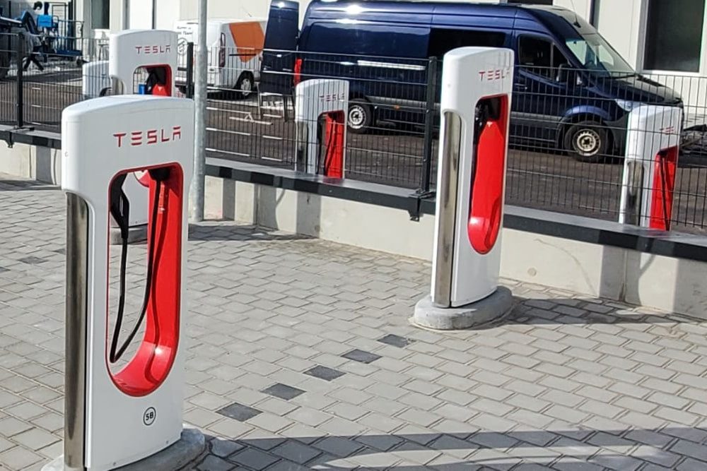 ElectriveNet's tweet photo. Nach der erfolgreichen Integration in Frankreich wird die Kompatibilität von #Chargemap mit dem Supercharger-Ladenetzwerk von #Tesla nun auf die meisten weiteren europäischen Länder ausgeweitet – auch auf #Deutschland. https://t.co/AP7CGk0YFP https://t.co/KHkxG3G6Wf