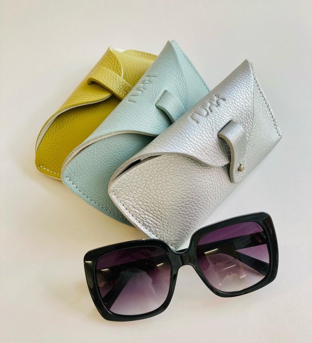 CIFDtweets's tweet photo. Accessories from @ruxxbags #irishfashion #glasscase #leatherglasscase #purse #bag #tote #luxury #handmade #IrishFashionArt #ruxxbags #sarahwardhendry #irishdesign #CIFD https://t.co/etvQhrZFmB