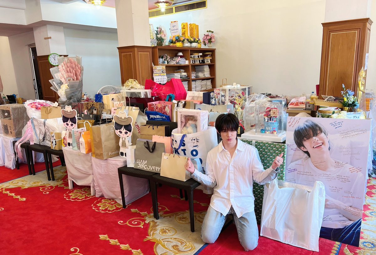 DomundiTV's tweet photo. ภาพบรรยากาศการทำบุญเนื่องในโอกาสวันคล้ายวันเกิดของ “ณฐ” @natasittttt ณ วัดยานนาวา 🎂

ขอขอบคุณแฟน ๆ ทุกคนที่ร่วมบริจาคและร่วมเป็นส่วนหนึ่งในการทำบุญครั้งนี้นะคะ 🙏✨️

#NatMakeMeritDay https://t.co/1hUlQ5HpBF