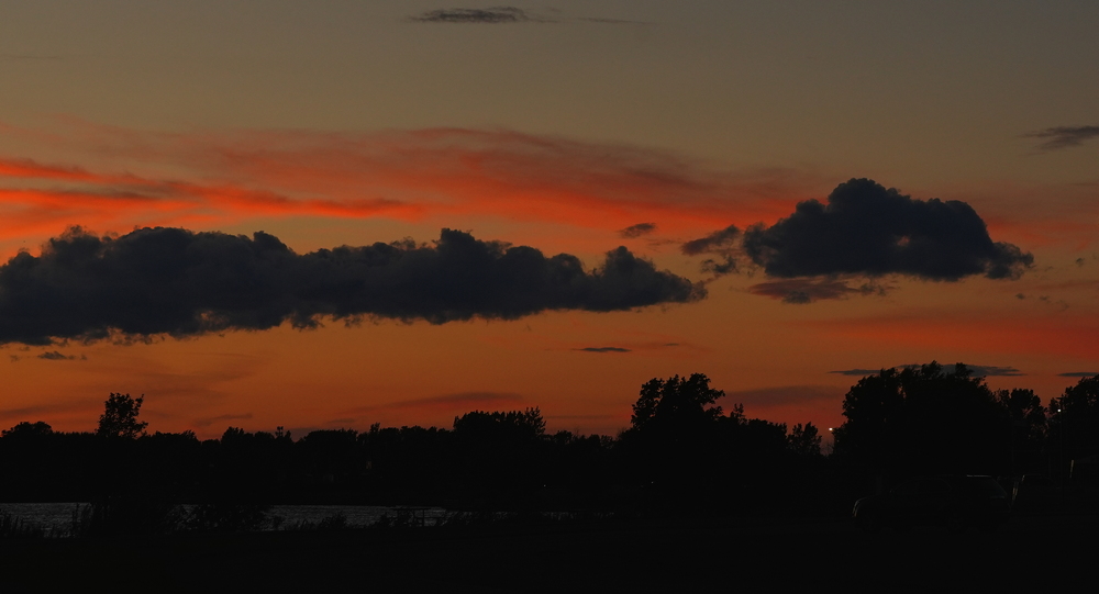 FototakerTony's tweet photo. Last night's #sunsetColors over the #upperNiagaraRiver. @WesternNewYork #WNYsunsets #DestinationNiagara @BuffaloNiagara @CityOfNFallsNY @VisitNiagaraUSA https://t.co/DM4eSYqJJl