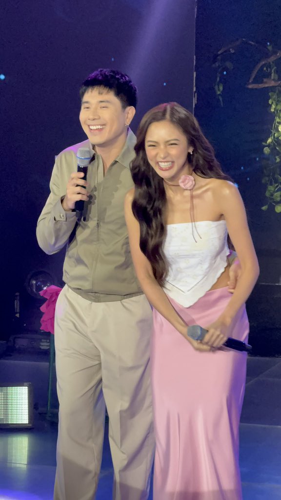 kimpaucrumbs's tweet photo. yung kamay ni pau mapang angkin din eh. 

KIMPAU StarCinema INTERVIEW
#KimPau #PauloAvelino #KimChiu https://t.co/rW38Qpzogj