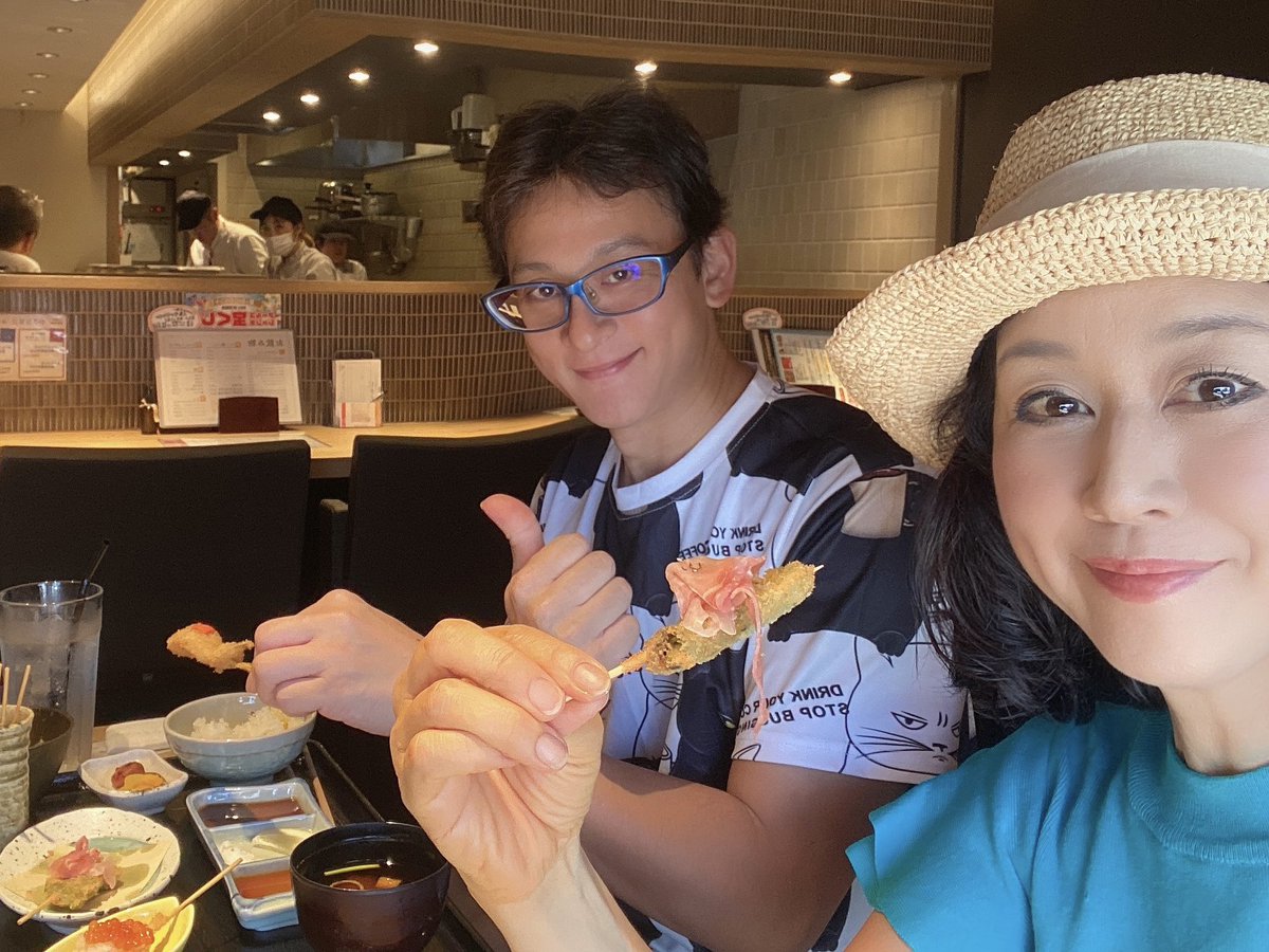 22PWFQhrQepN8Y6's tweet photo. #弟です 
★Hiro…観光地で入場券を購入した際
　　　　外国人用 英語リーフレット渡され
　　　　ます😂笑

★両親…服がチラッと写っていますが、
　　　　#ペーパー夫妻 でした
　　　　（偶然2人ともピンク）

#堤家 #実家
#堤里砂 
#串揚げ #cutta
#創作串揚げと季節のごはんcutta https://t.co/LefTU5J3Eh