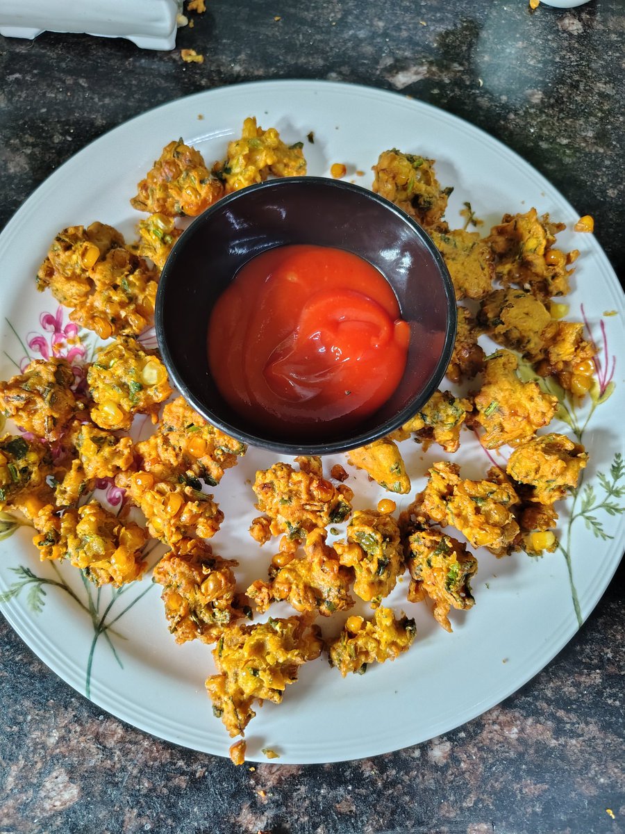 RajasthaniJayka's tweet image. बारिश + पकौड़े +चाय ☕️ = सुकून 🤩👌🏻👌🏻

#pakode 
#rain