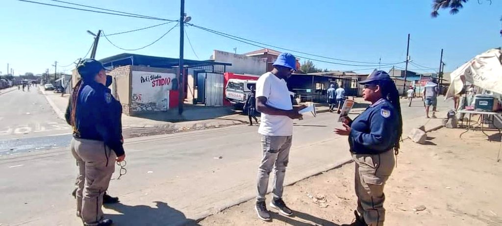 JoburgMPD's tweet photo. #JMPD Outreach Unit on the ground at Bambanani Mall, Diepsloot, educating hawkers on by-laws &amp; clean environments. They also addressed pedestrian safety on the N14 &amp; continued at Diepsloot &amp; Chuma Mall, focusing on vehicle safety &amp; warning roadside car washers about compliance. https://t.co/wASv7SHfZY