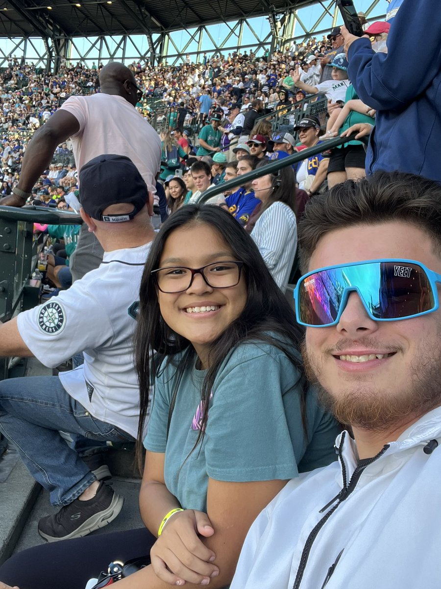 DHforHOF's tweet photo. My Kiddo got a pretty cool pic &amp; a video of M’s Legend @_mcameron44 &amp; the @MarinerMoose #Yeeting #HotDogsfromHeaven this afternoon at the @Mariners 12-1 demolishing of the Mets today.

Eleanore’s 1st Mariners game.

Is this Heaven…

Close,

…it’s Seattle, Washington in August. https://t.co/L1VvEQx1Tm