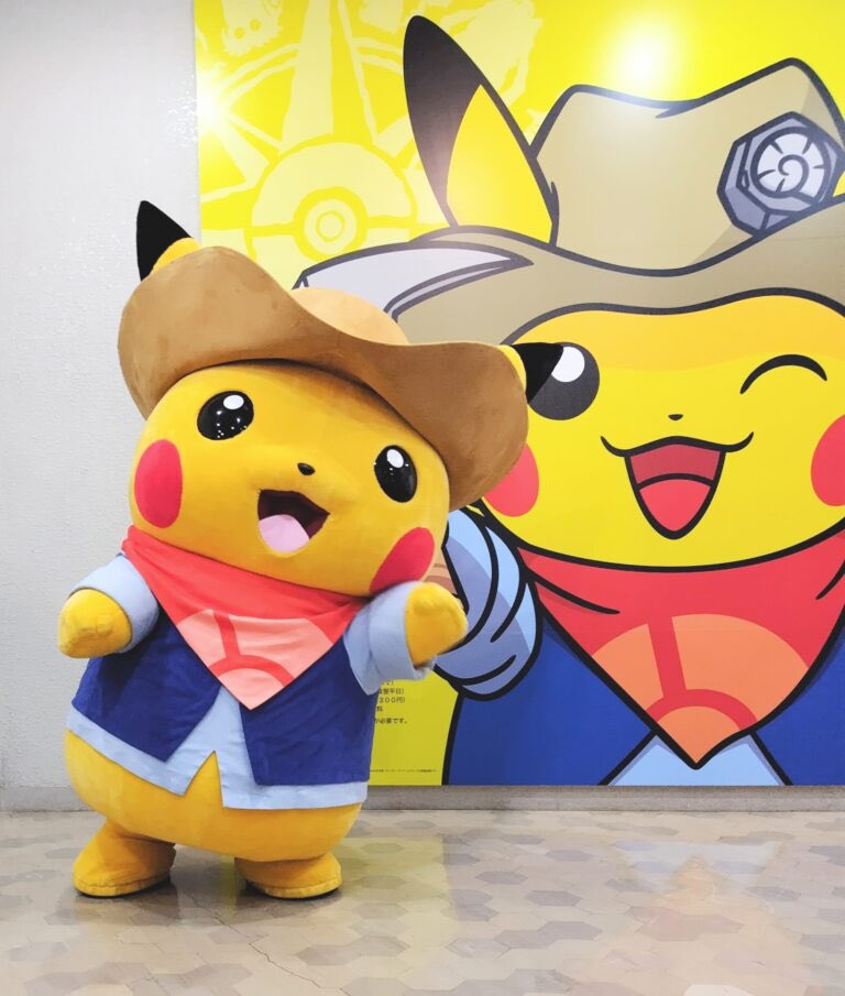 バティックシャツのピカチュウ中サイズとバッグチャームぬいぐるみ2個