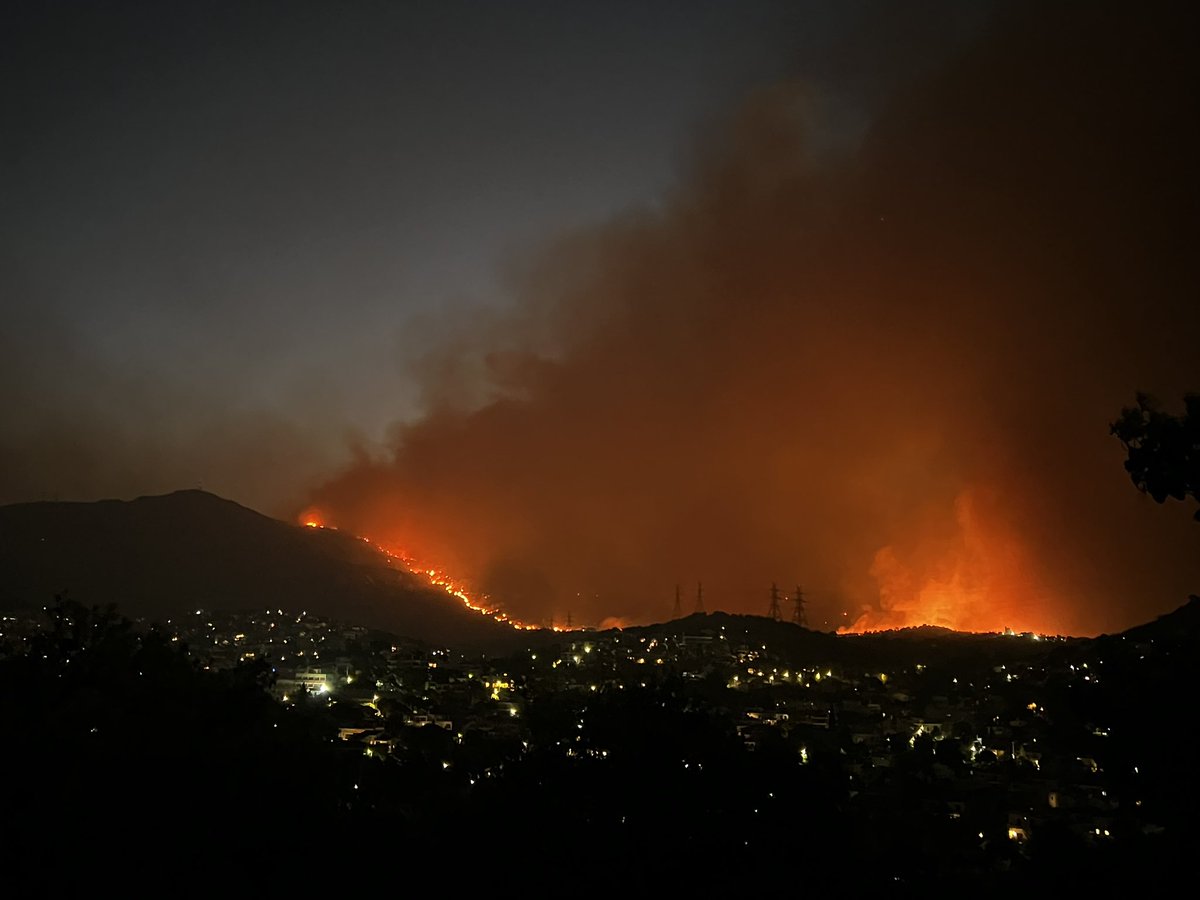 johnk_par's tweet photo. Από λόφο Άνω Βριλήσσια προς Πεντέλη Παλαιά &amp; Νέα

#Βαρναβας #Μελισσια
#Αττικη
#πυρκαγια #Βαρναβα #Μαραθώνας #GreeceFires #Greece  #wildfires #Πεντελη https://t.co/k8GrteFHTB