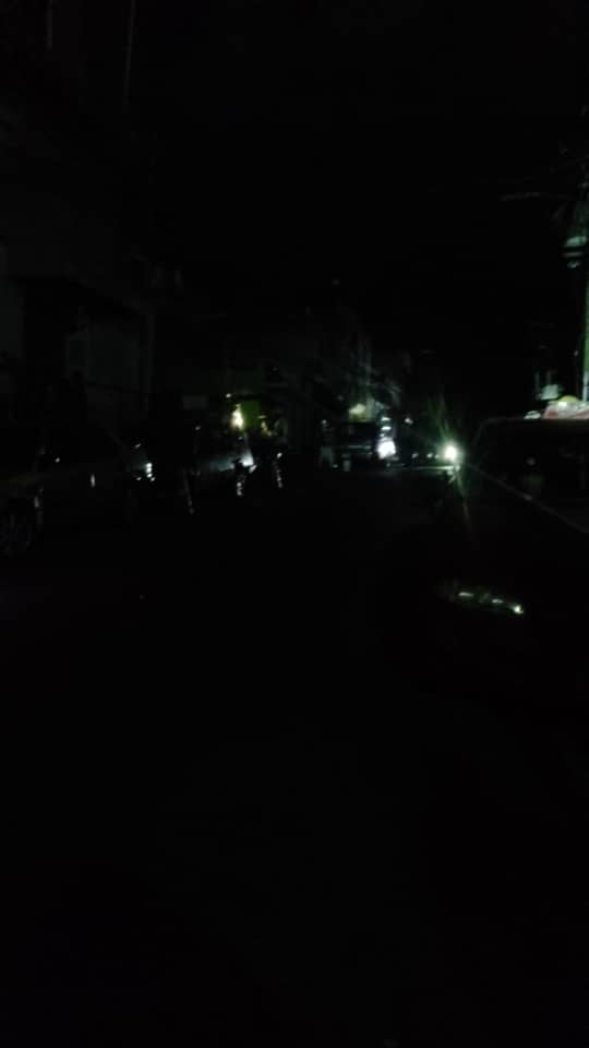 MonitorSaludVE's tweet photo. #11Ago  A esta hora 11:17 pm. El Hospital Vargas de Caracas se ve afectado por la falta de servicio eléctrico que se extiende a toda la zona.
 
La plata eléctrica funciona pero solo alcanza a brindar servicio en algunas salas y las áreas críticas. https://t.co/M4R1dysfEe