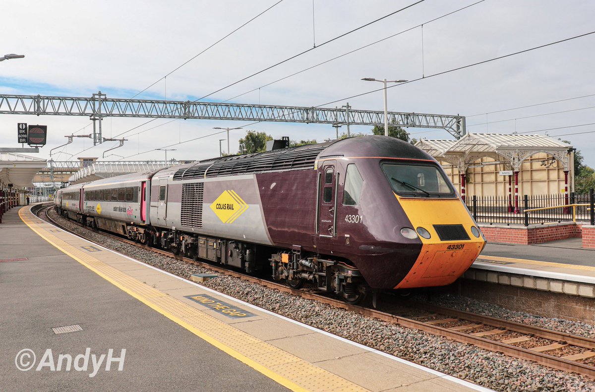 holtona72's tweet photo. #MidlandMainlineMonday Two more 📸s of the #MML electrification test train at Kettering yesterday. @ColasRailUK 1Q90 Leicester LIP to Leicester LIP via here & Bedford using 43301, 43303 (out of shot) & #Europhoenix 91117 'Project Electra'. #Colas @splpowerlinesuk 11/8/24 https://t.co/TBGlPd04Mw