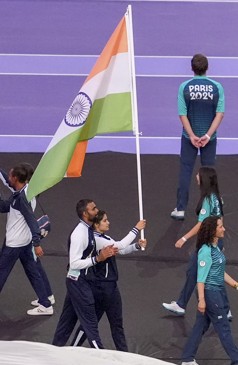 Media_SAI's tweet photo. 1️⃣1️⃣7️⃣ of our 🇮🇳 athletes, competed across 1️⃣6️⃣ sporting disciplines and gave us memories of a lifetime at #ParisOlympics2024🥳❤️

To our athletes, coaches, support staff, proponents of sport and especially the fans; THANK YOU 🫶🏻🙏🏼#TeamINDIA will be back #FasterHigherStronger💪🏻

As #Paris2024 ends today, let's take a look at some vibrant snaps of the recently concluded closing ceremony😍👇🏻 

And one big #Cheer4Bharat👏🏻

@mansukhmandviya @khadseraksha @WeAreTeamIndia @IndiaSports @PIB_India @ddsportschannel @akashvanisports