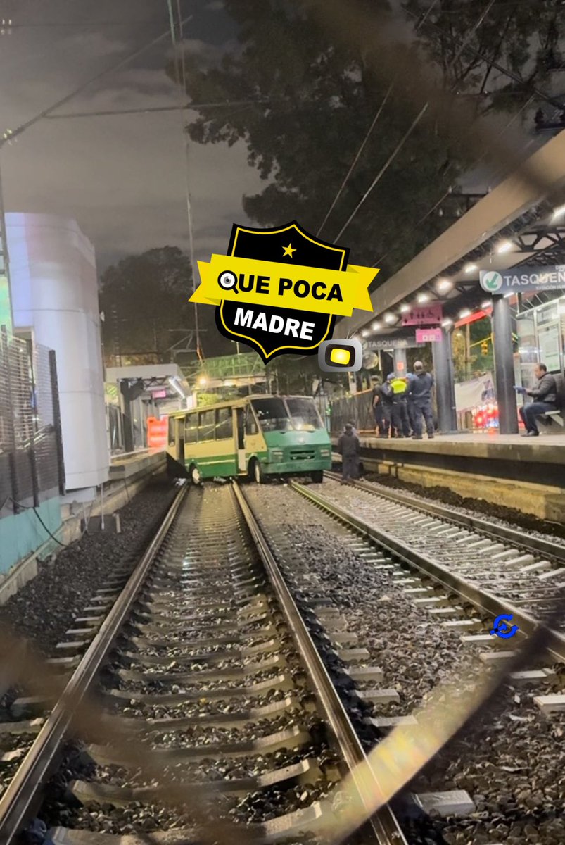 QuePocaMadre_Mx's tweet image. 🤔ACASO PARA SER CONTRATADO COMO #CHOFER DE MICRO, COMO REQUISITO DEBES DE ESTAR P€NDEJO⁉️🤔
😳🙈😂 
👉Este chofer con MI€RDA EN LA CABEZA intentó evitar la inundación de la Av. Acueducto en @TlalpanAl al pasar sobre las vías del tren ligero en la estación #Huipulco, pero como