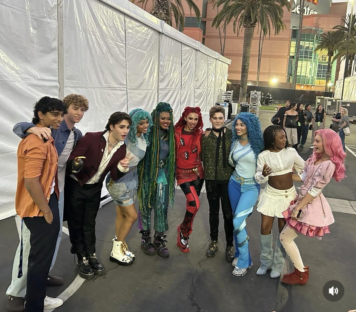 caleosgarage's tweet photo. GUYS.GUYS. #percyjackson and #decendants fans how are we feeling😭😭 https://t.co/wWAXAA0pGQ