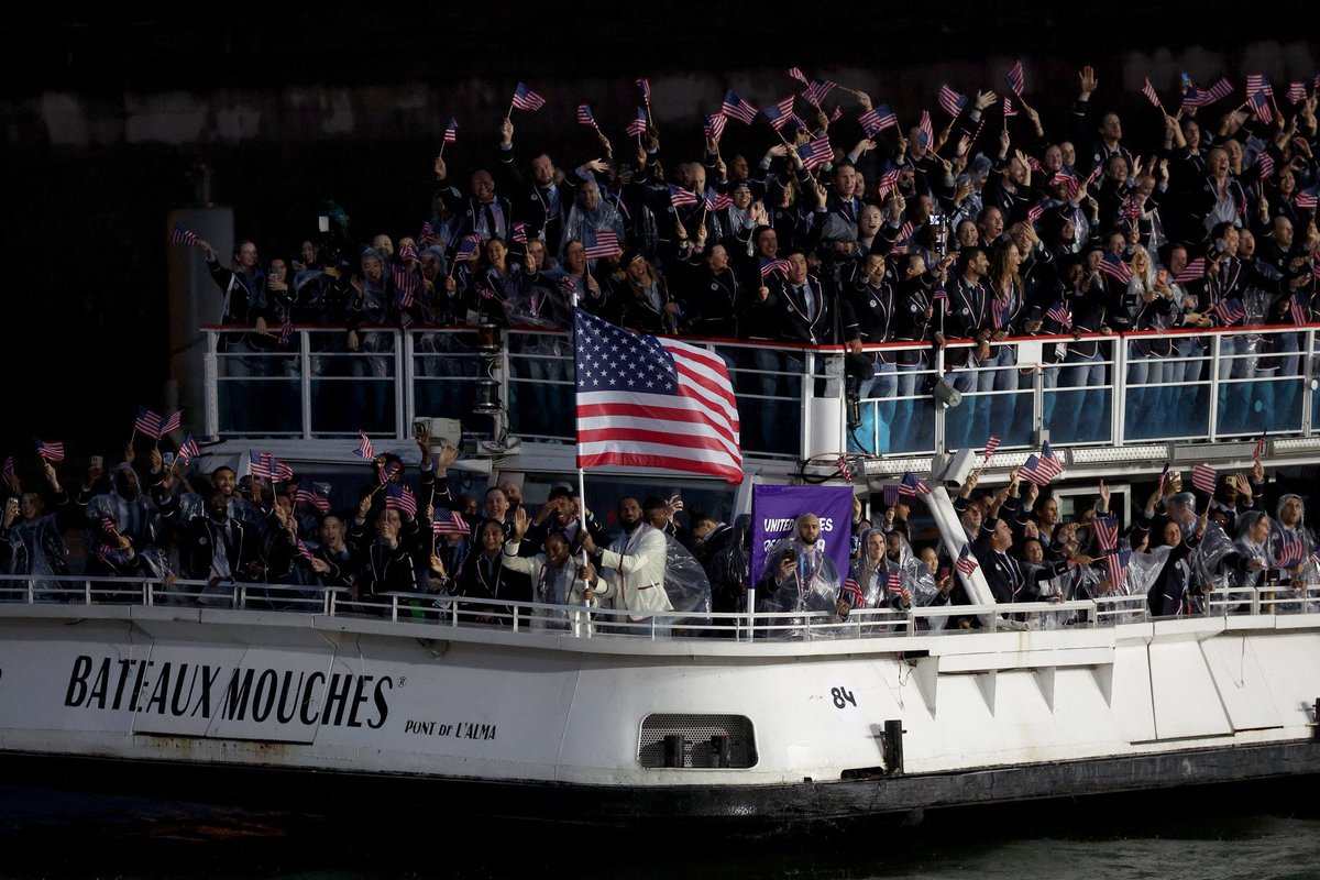 MaskedInLA's tweet photo. THREAD:

LeBron Photos from the Olympics that Go Hard 

📸🇺🇸🐐

#1: Crossing the Delaware https://t.co/SA6XrWdlpU