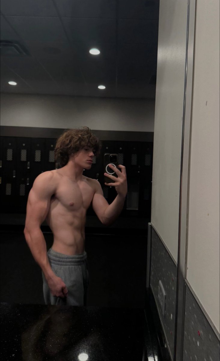 juniorcruz214's tweet photo. comment “hi” if you want a dick pic on ur dms 😈 #gym https://t.co/WLye2jNNPj