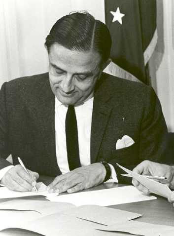 Vikram Sarabhai,  the father of India’s space program, regarded as one of the greatest scientists of modern India. And who also made a signficant contribution to the nuclear program. 

Thread on his Jayanti today.