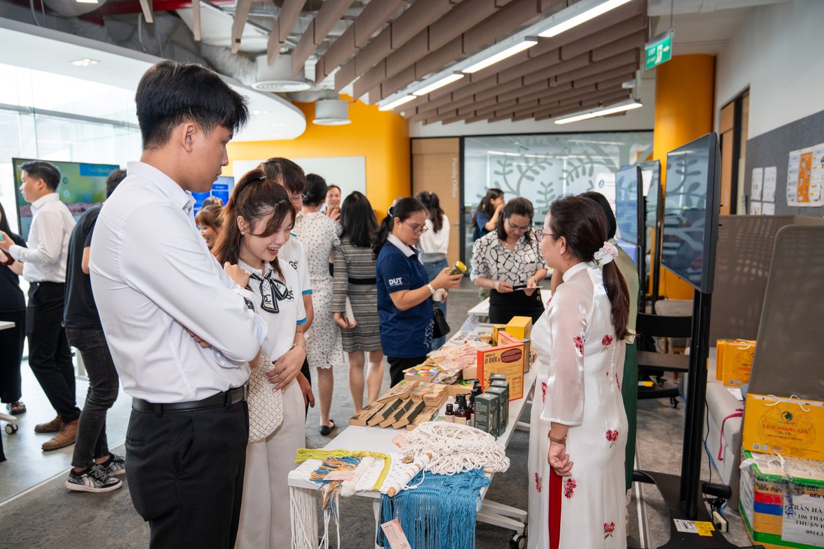 UNDPVietNam's tweet photo. 🎉Final showcase of 22 amazing initiatives by 10 #SIB intermediaries &amp; 4 universities in #ISEECOVID and #EPPIC programs shows how innovation can drive #socialimpact &amp; tackle #plasticpollution.

▶️Throwback to a 5-month incredible journey 👇:
https://t.co/DwxrJ2Jlbm https://t.co/GUKrH9QgaI