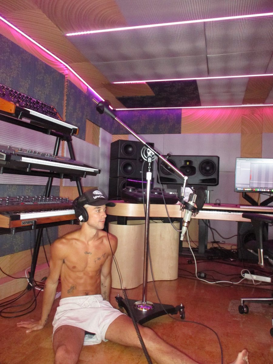 SeaveyDaniel's tweet image. one year ago i released my debut ep, dancing in the dark. i put this project out during one of the darkest times of my life. i was plagued by so much doubt and insecurity, and genuinely the only thing that kept me going was your love and support.