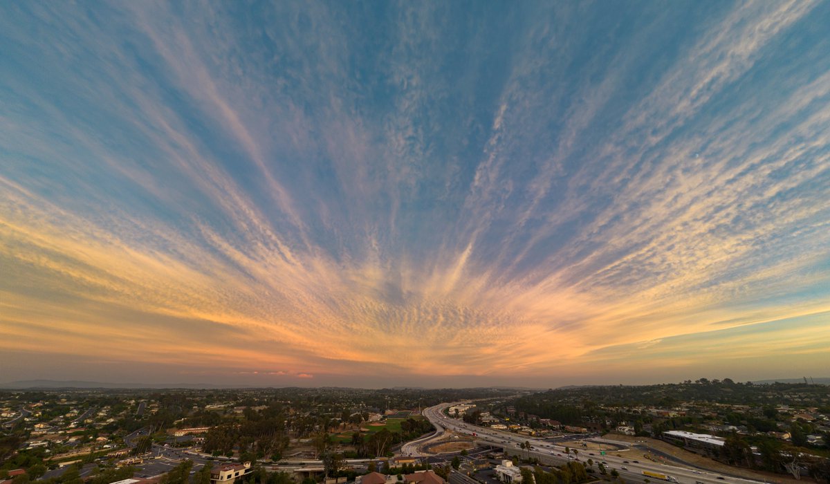 Altus5Jacobs's tweet photo. Remnant anvils from earlier strong storms providing a spectacular sunset this evening over Orange County, CA.  #cawx https://t.co/zwVuy4Y4HK