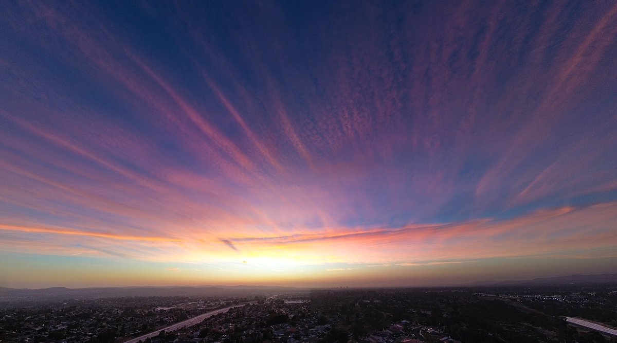 Altus5Jacobs's tweet photo. Remnant anvils from earlier strong storms providing a spectacular sunset this evening over Orange County, CA.  #cawx https://t.co/zwVuy4Y4HK