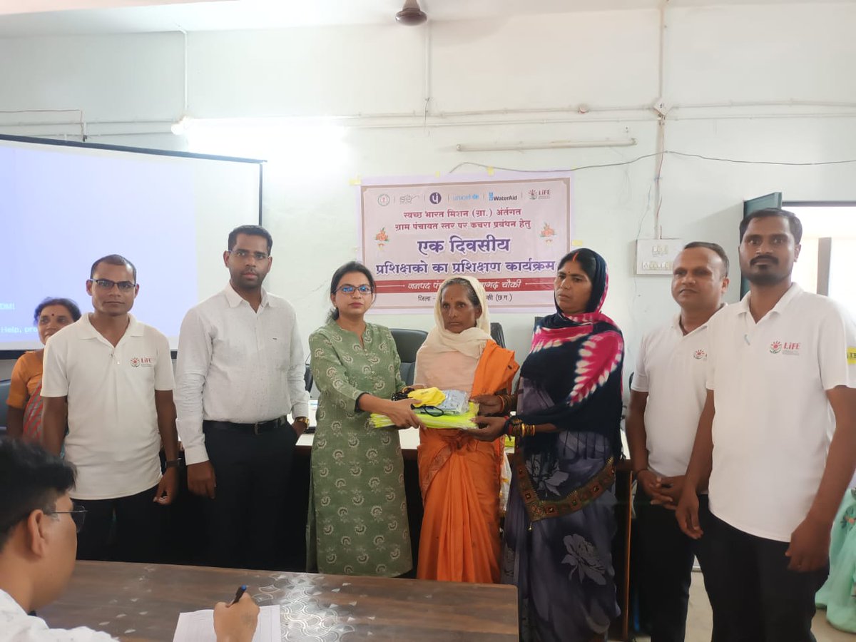 Swachhata with Safety! Distributed #PahalSafetyKit consisting of Jacket, Gloves and Mask to 700 + Swachhata Didi of A. Chowki to ensure they are safe while ensuring our Swachhata. 
#PrayasSeParinam #PahalSafetyKit
<a href="/MMACDistrict_CG/">Mohla-Manpur-Ambagarh Chowki</a> <a href="/SwaachBharat/">Swacch Bharat</a> <a href="/ChhattisgarhCMO/">CMO Chhattisgarh</a> <a href="/ibgroup_india/">ABIS Foods & Proteins Pvt. Ltd.</a>