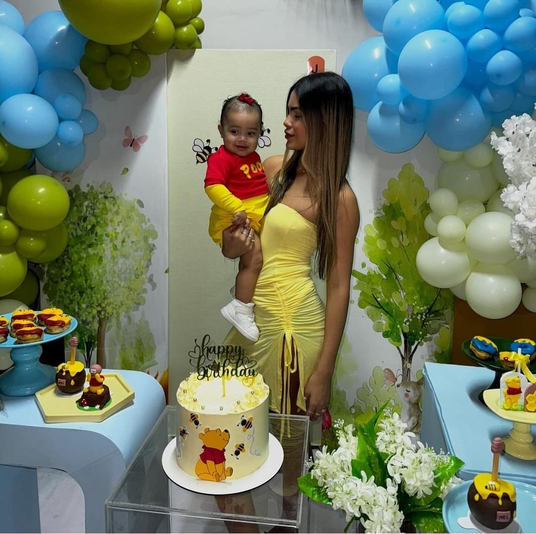 É Izabelly você não é santo da minha devoção,mas vou ter que te dar apoio
O último Mês Versário da sua filha, o pai dela não apareceu,hoje o primeiro dia dos pais da sua filha o pai não apareceu e a sua filha não vai ter essa primeira foto do dia dos pais
Ainda bem q ela tem avô