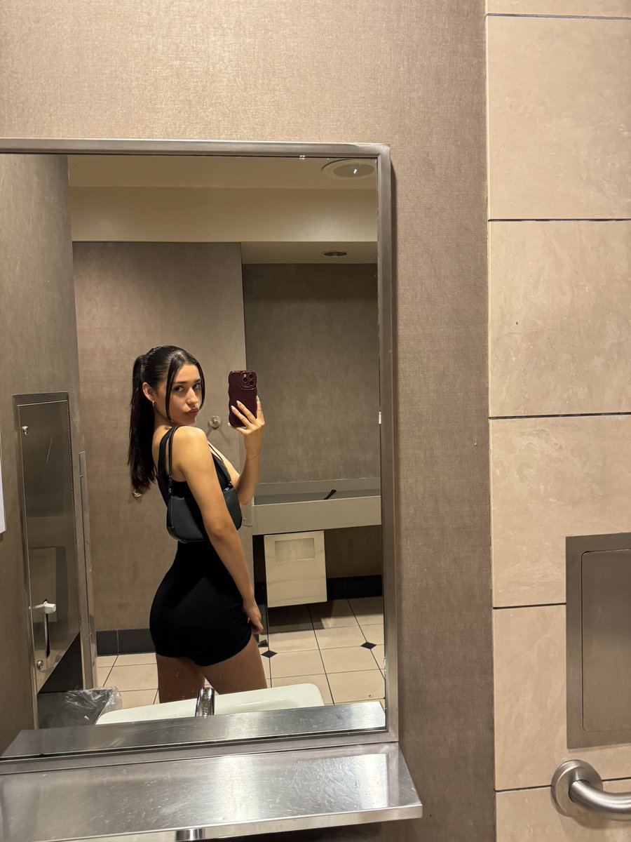 lauransaanchez's tweet photo. incase you missed me 🖤🫀 https://t.co/sMV4yUceiw