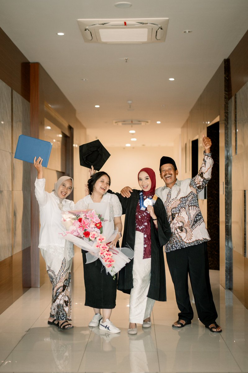 eksmud26's tweet image. in the end, it's not just about the degree, but the person i've become along the way