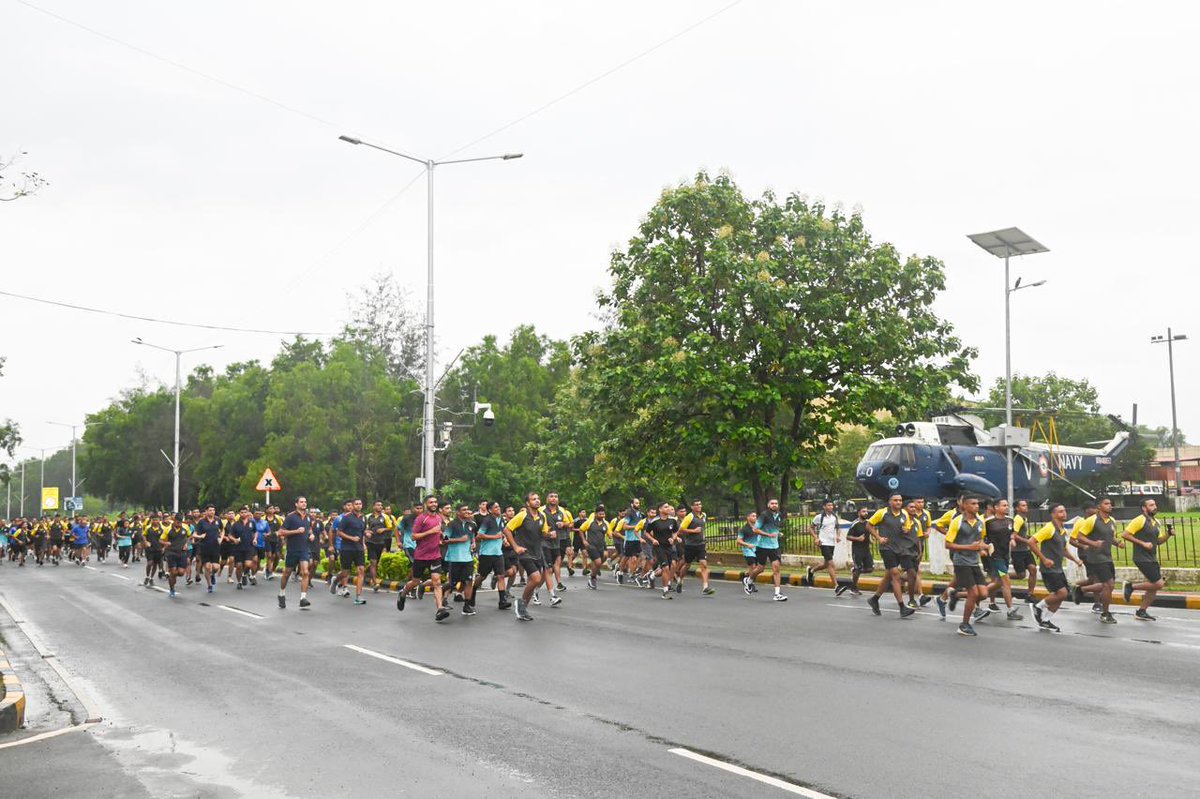 IN_WesternFleet's tweet photo. Personnel of @IN_WesternFleet ships participated in a Josh run with #FOCWF at Karwar. On completion #FOCWF in his address reiterated on the importance of self-discipline and physical fitness
@indiannavy
@IN_WNC
@DefPROMumbai https://t.co/HHn34rsb3L
