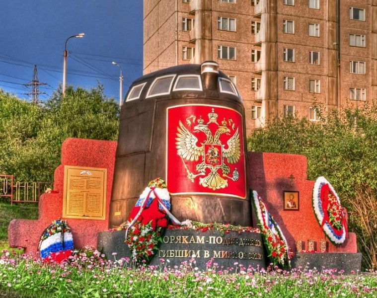 HistoryMttrs's tweet photo. 🇷🇺 #OTD #12Aug #Disaster #K141 #Russia

Saturday 12 August 2000, the K-141 Kursk, a Russian nuclear-powered submarine sank to the bottom of the Barents Sea.

The submarine was taking part in the first major Russian naval exercise in more than 10 years.

All 118 personnel on board died.

Likely no one will ever know for sure what caused the disaster. 

The official Russian inquiry concluded that a torpedo explosion was likely the cause.  

🌹#BarentsSea #Kursk #Submarine