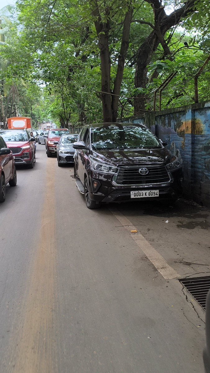sandeeppathak82's tweet photo. @MTPHereToHelp @mybmc #NoParking Mohan Gokhale Road l, Opp Oberoi International school 
1 of 3 https://t.co/A3mb4pIkK8