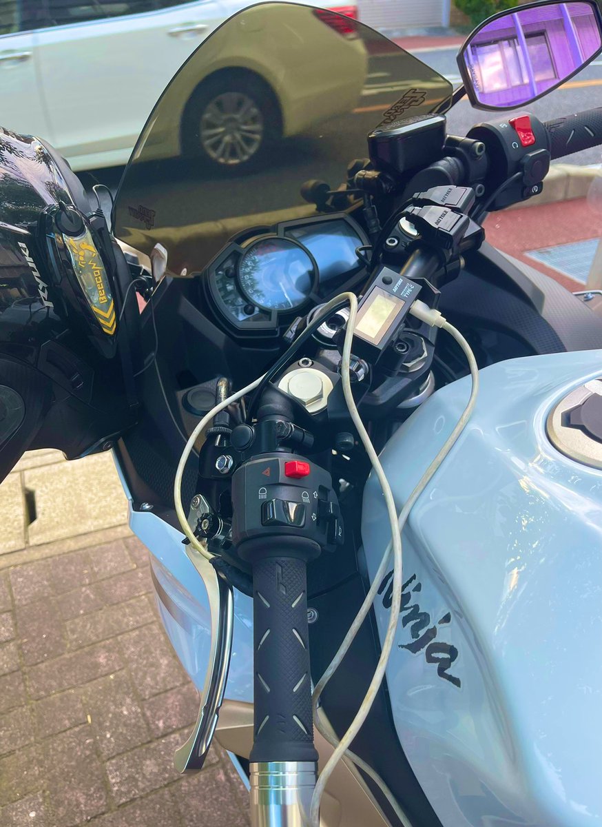 ビーコムのフェイスカバーをビーちゃんとかけて🐝Beecomeにして作ったんだけど...表面コーティングしたレジンが厚くなっちゃって操作に干渉しちゃう...
 #ビーコム