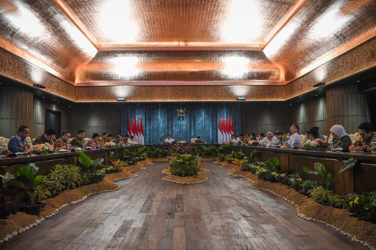 CNNIndonesia's tweet photo. Presiden @Jokowi didampingi Wapres Ma'ruf Amin memimpin sidang kabinet paripurna di Istana Garuda, IKN, Penajam Paser Utara, Kalimantan Timur, Senin (12/8). Dalam pidato pembukaan, Jokowi mengatakan sidang kabinet itu sangat istimewa karena digelar perdana di IKN. https://t.co/syF6DfA5i7 #CNNIndonesia