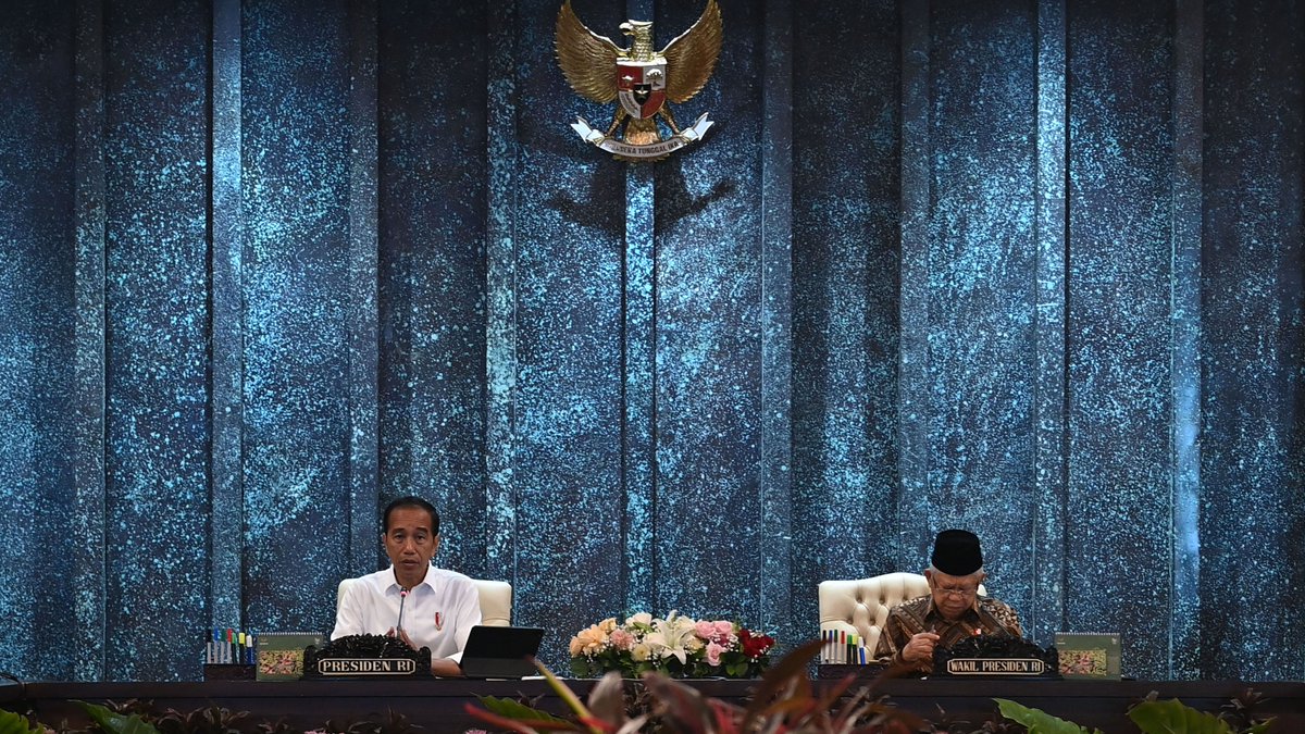 CNNIndonesia's tweet photo. Presiden @Jokowi didampingi Wapres Ma'ruf Amin memimpin sidang kabinet paripurna di Istana Garuda, IKN, Penajam Paser Utara, Kalimantan Timur, Senin (12/8). Dalam pidato pembukaan, Jokowi mengatakan sidang kabinet itu sangat istimewa karena digelar perdana di IKN. https://t.co/syF6DfA5i7 #CNNIndonesia