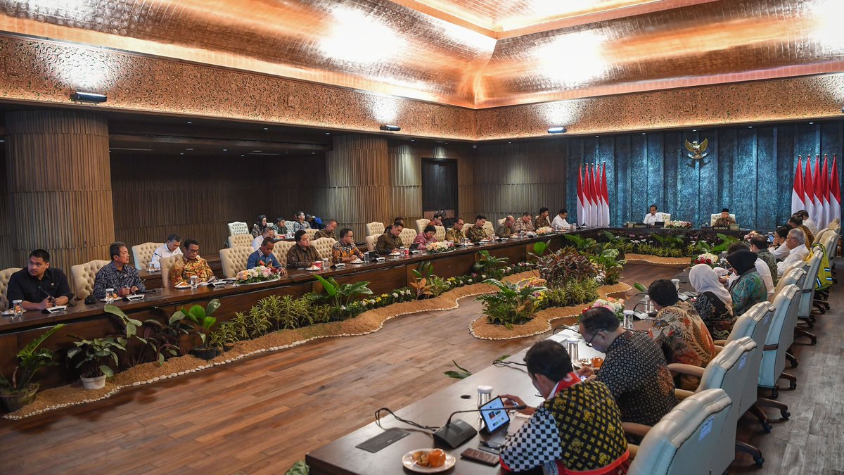 CNNIndonesia's tweet photo. Presiden @Jokowi didampingi Wapres Ma'ruf Amin memimpin sidang kabinet paripurna di Istana Garuda, IKN, Penajam Paser Utara, Kalimantan Timur, Senin (12/8). Dalam pidato pembukaan, Jokowi mengatakan sidang kabinet itu sangat istimewa karena digelar perdana di IKN. https://t.co/syF6DfA5i7 #CNNIndonesia
